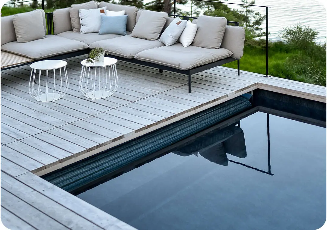 Garten, Terrasse aus Holz, Pool, Gartengeräte