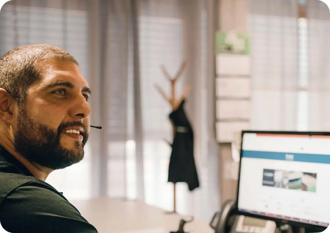 Person mit Headset sitzt am Laptop