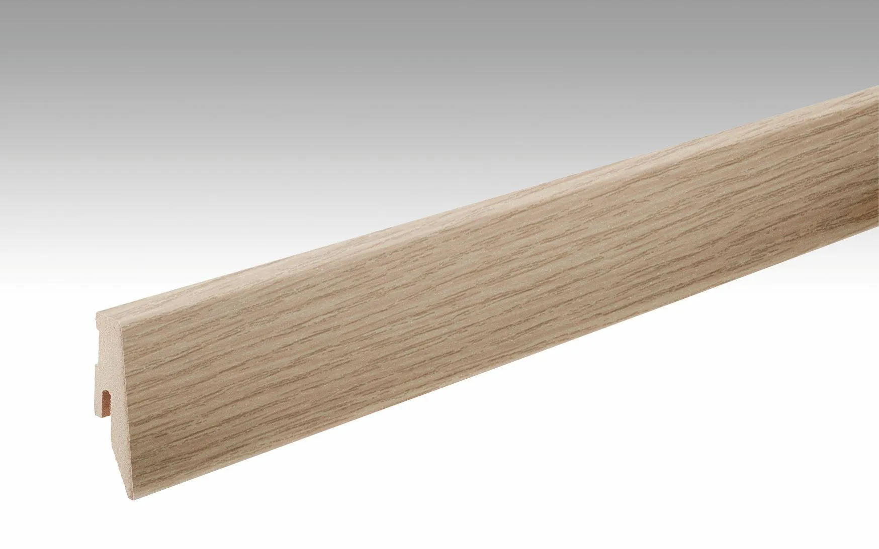 Bild Oberfläche / Detail Sockelleiste Profil 3 PK Risseiche hell foliert 20 x 60 mm Meister