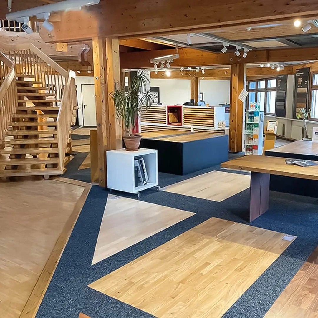 Holzboden, Holztreppe, Ausstellung