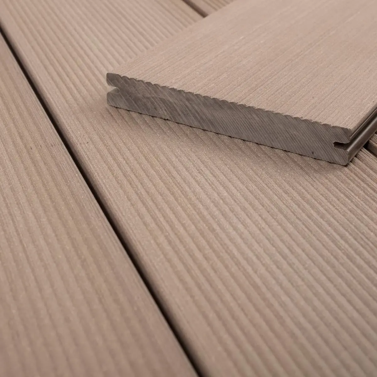 Bild Oberfläche / Detail Terrassenbelag Baumrindenbraun WPC Glatt strukturiert / Geriffelt Twinson