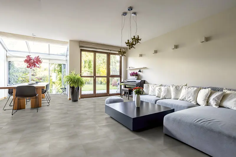 Bild Ambiente Vinylboden Cement light Fliesenoptik Synchronstruktur Natura Flooring