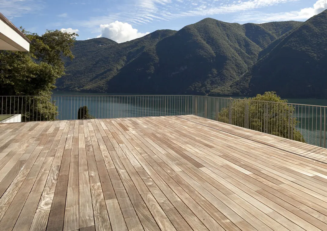 Terasse aus Holz, See, Berge, Natur