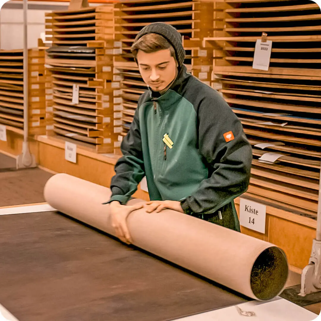 Arbeiter, Mann rollt Boden aus