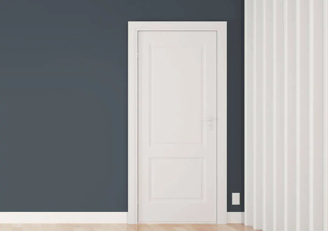 Weiße Türe, graue Wand