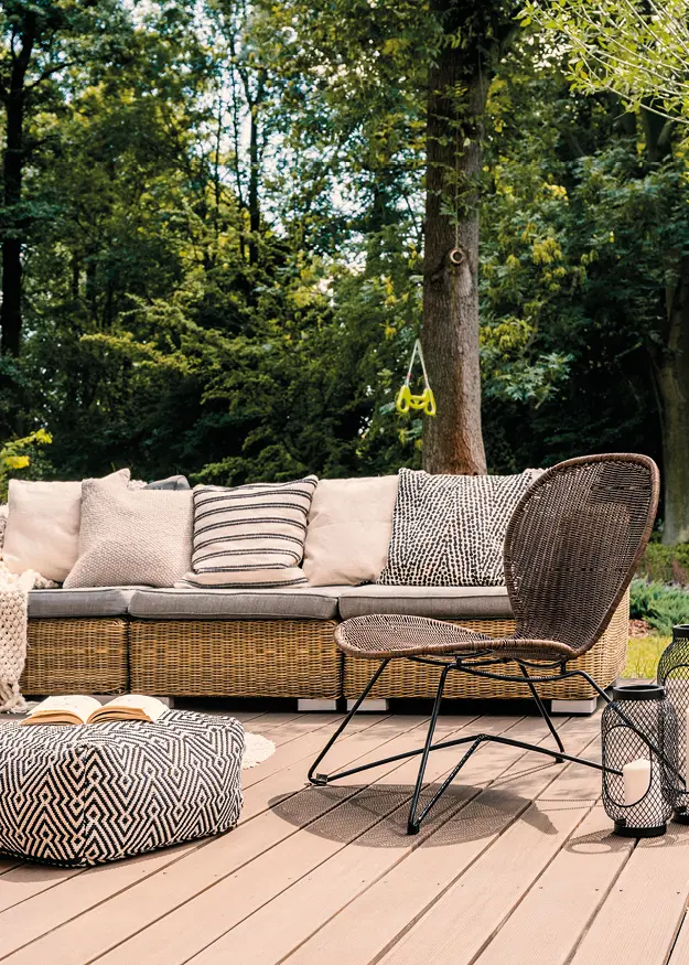 Garten, Holzterrasse, Gartenstühle, Bäume, Natur