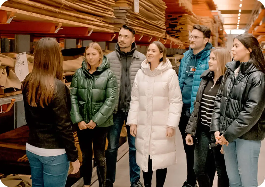 Personen in Holzlager, Vortrag