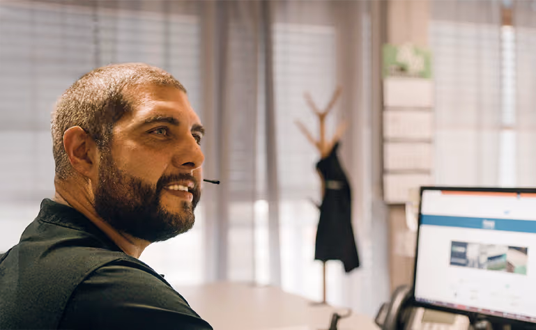 Büro, Mann mit Headset, Kundenservice, Schreibtisch, PC