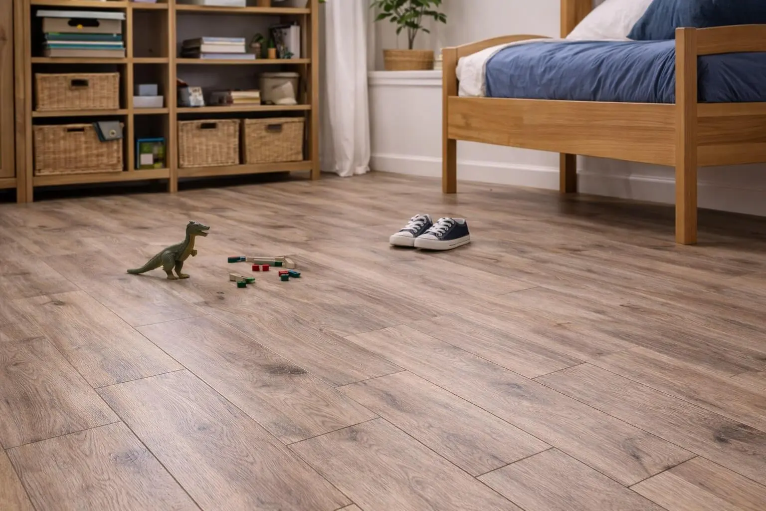 Zimmer, Laminatboden, Holzmöbel, Kinderspielzeug