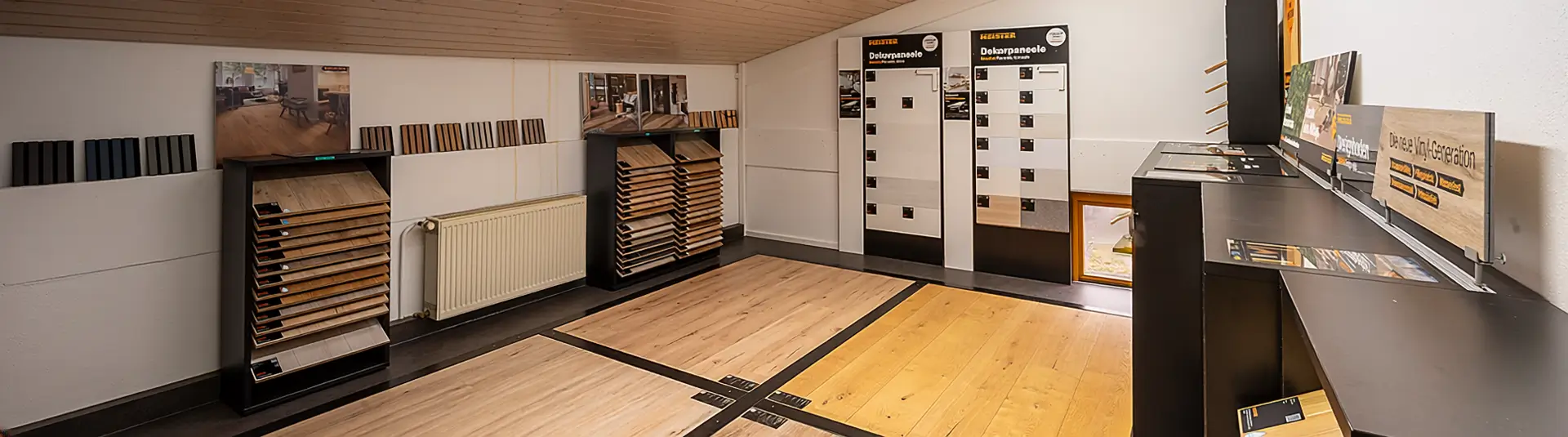 
UNSERE AUSSTELLUNG IN TRENNFELD
Entdecken Sie in unserer Ausstellung in Trennfeld auf rund 90 m² eine vielfältige Auswahl an Türen, Böden sowie Lösungen für Akustik und Wandgestaltung. Im Erdgeschoss präsentieren wir Türen und Beschläge, während Sie im Obergeschoss verschiedene Bodenbeläge sowie Akustik- und Wandpaneele entdecken können.&nbsp;

Zu den Ansprechpartnern
