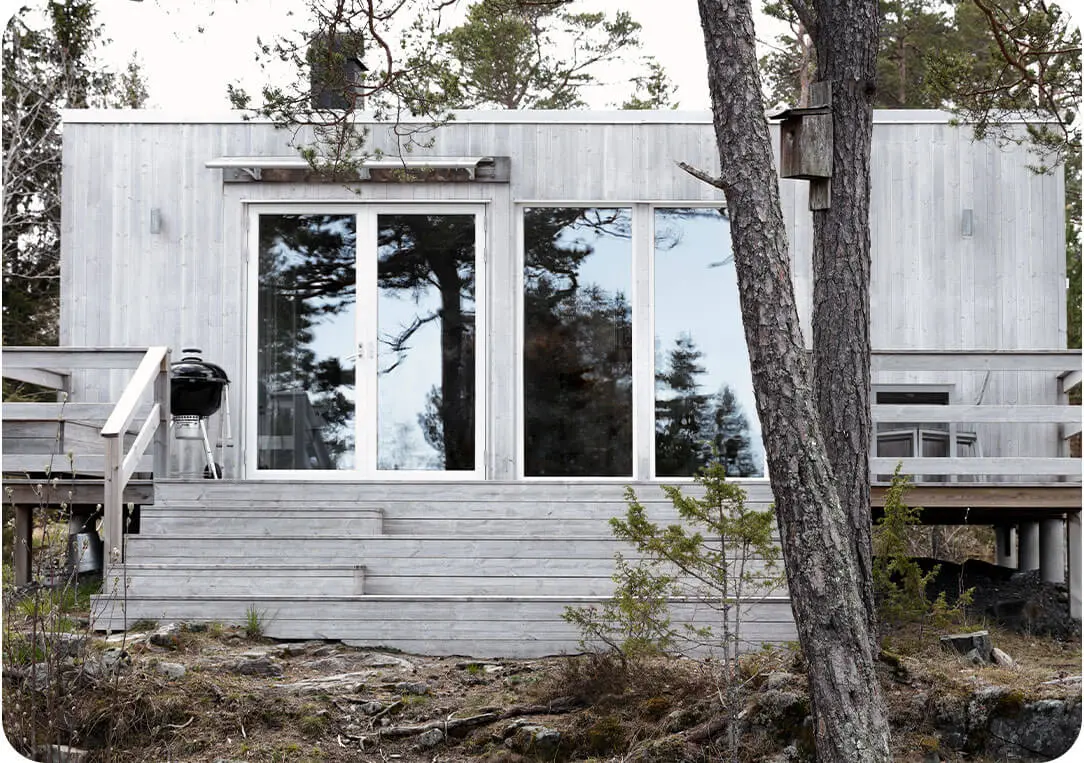 Bungalow, Holzverkleidung, Fenster, Wald, Bäume