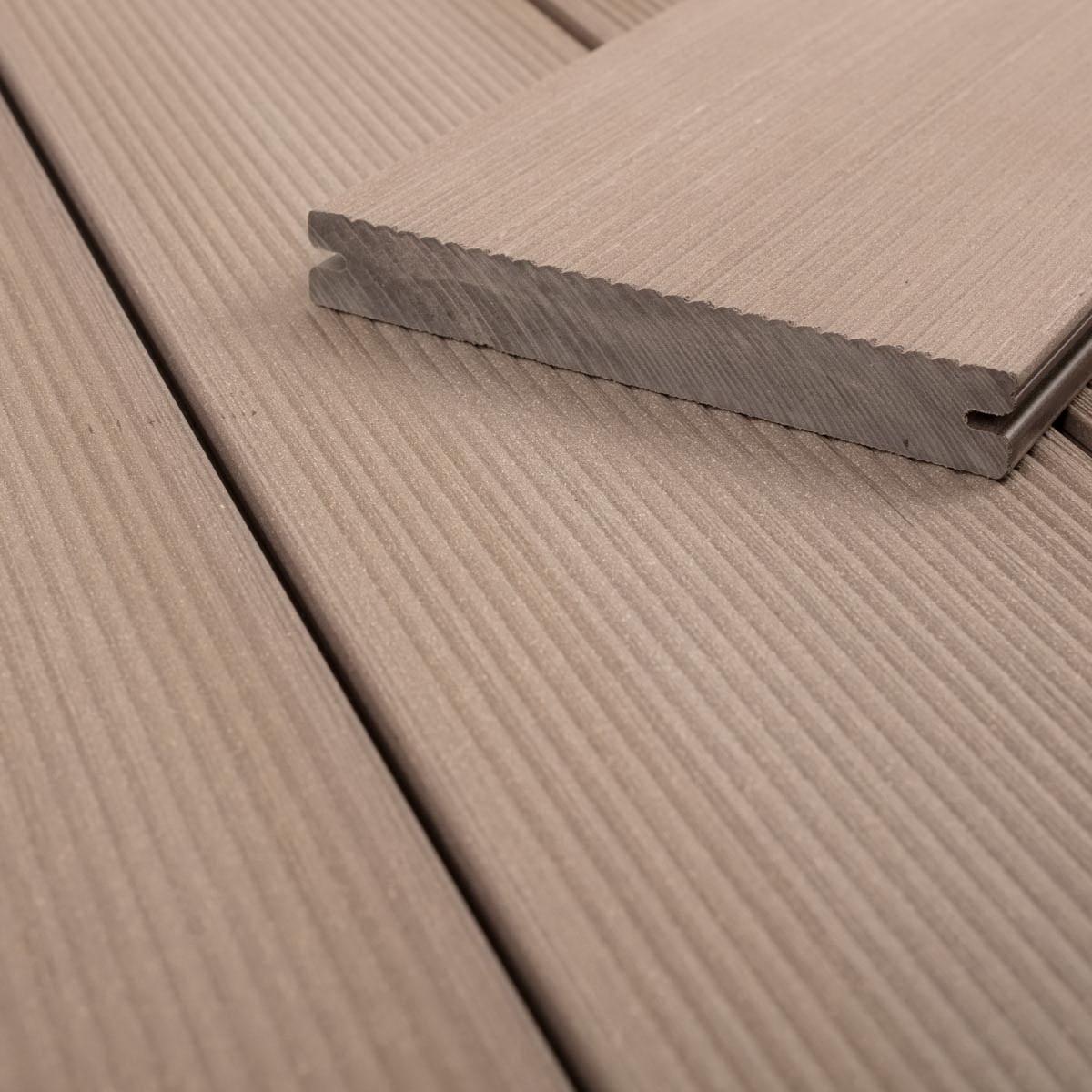 Bild Oberfläche / Detail Terrassenbelag Baumrindenbraun WPC Glatt strukturiert / Geriffelt Twinson