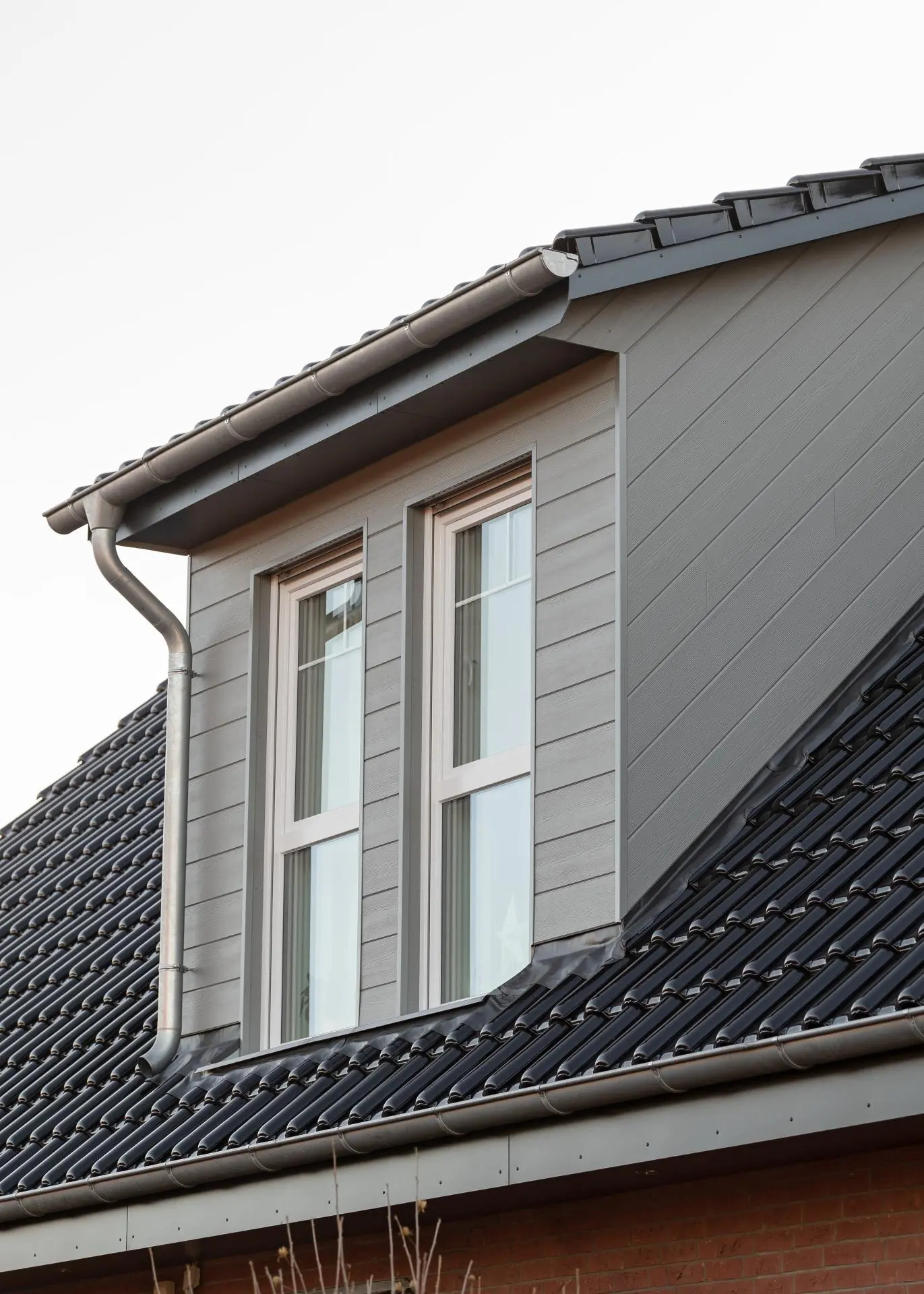 Bild Ambiente Fassadenpaneele Nebelgrau ähnlich RAL 7035 Faserzement James Hardie Holzstruktur James Hardie