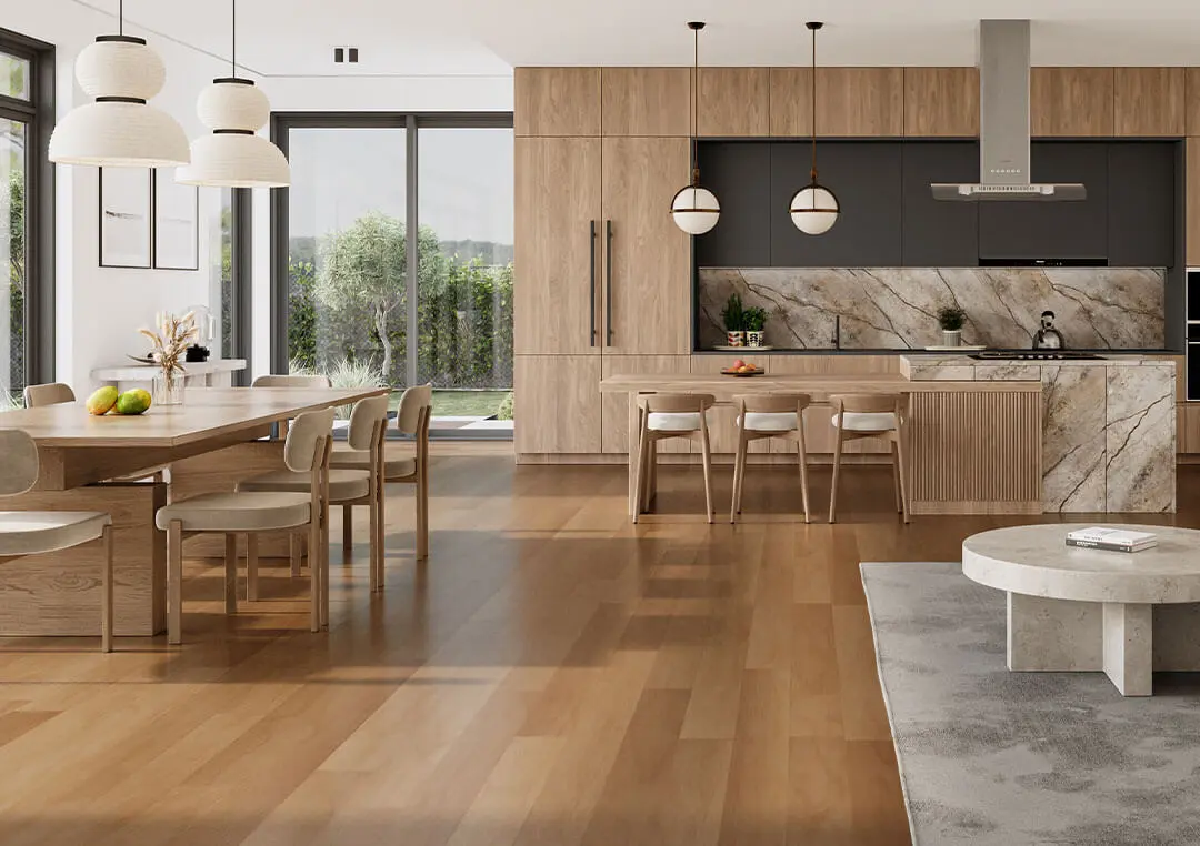 Holzboden in moderner Wohnung mit Holztisch und Holzstühle
