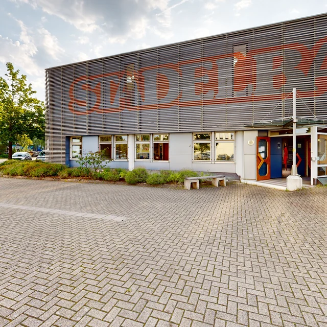 Niederlassung Stadelbauer Offenburg, Gebäude, Parkplatz, Pflastersteine, Pflanzen