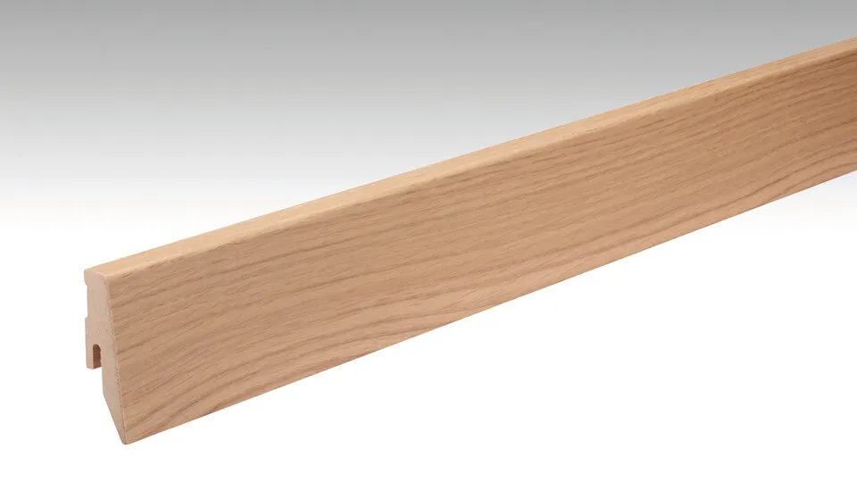 Bild Oberfläche / Detail Sockelleiste Profil 3 PK Eiche hell furniert 20 x 60 mm Meister