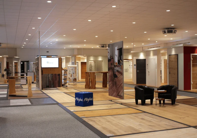 
UNSERE AUSSTELLUNG IN KEMPTEN
Profitieren Sie von der über 75-jährigen Tradition und der tiefen Erfahrung der Carl Götz Unternehmensgruppe im Thema Holz. In unserer großzügigen Ausstellung&nbsp;in Kempten erleben Sie die Vielfalt an hochwertigen Böden, Türen und Terrassen. Entdecken Sie zudem Lösungen für die Innen- und Außengestaltung, inklusive Akustikpaneele und Fassadengestaltungen. Gerne vermitteln wir Ihnen auch erfahrene Handwerksbetriebe.&nbsp;

Zu den Ansprechpartnern
