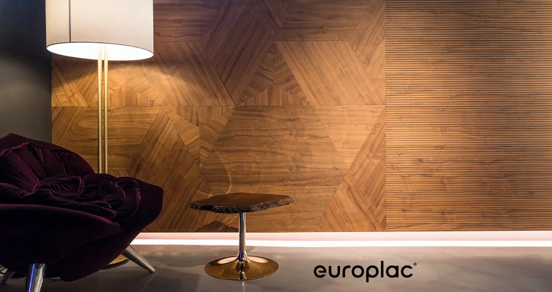 Sessel, Tisch, Holzverkleidung Wand, Stehlampe