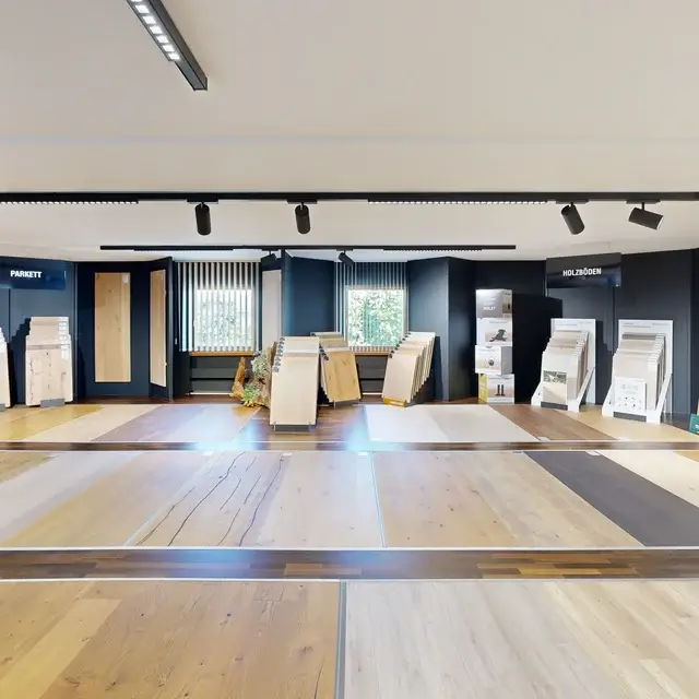 
UNSERE AUSSTELLUNG IN KULMBACH
Profitieren Sie von der über 75-jährigen Tradition und der tiefen Erfahrung der Carl Götz Unternehmensgruppe im Thema Holz. Erleben Sie in unserer großzügigen Innen- und Außenausstellung in Kulmbach die Vielfalt an hochwertigen Böden, Türen und Terrassen. Unsere Ausstellung zeigt die Schönheit und Langlebigkeit des Werkstoffs Holz und vermittelt Ihnen bei Bedarf direkt professionelle Fachhandwerker für den Einbau.&nbsp;

Zu den Ansprechpartnern
