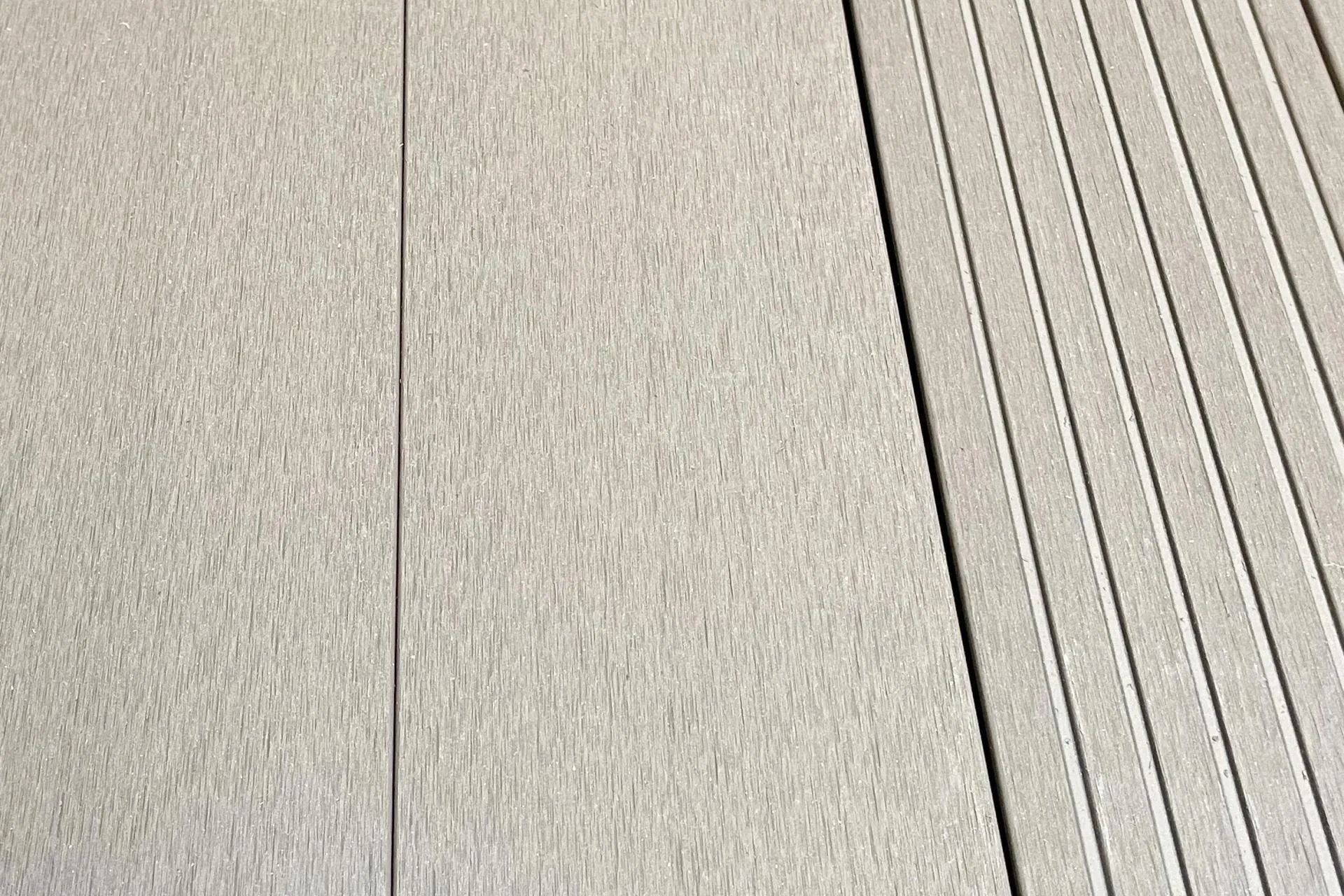 Bild Oberfläche / Detail Terrassenbelag Hellgrau BPC Glatt / Gezahnt