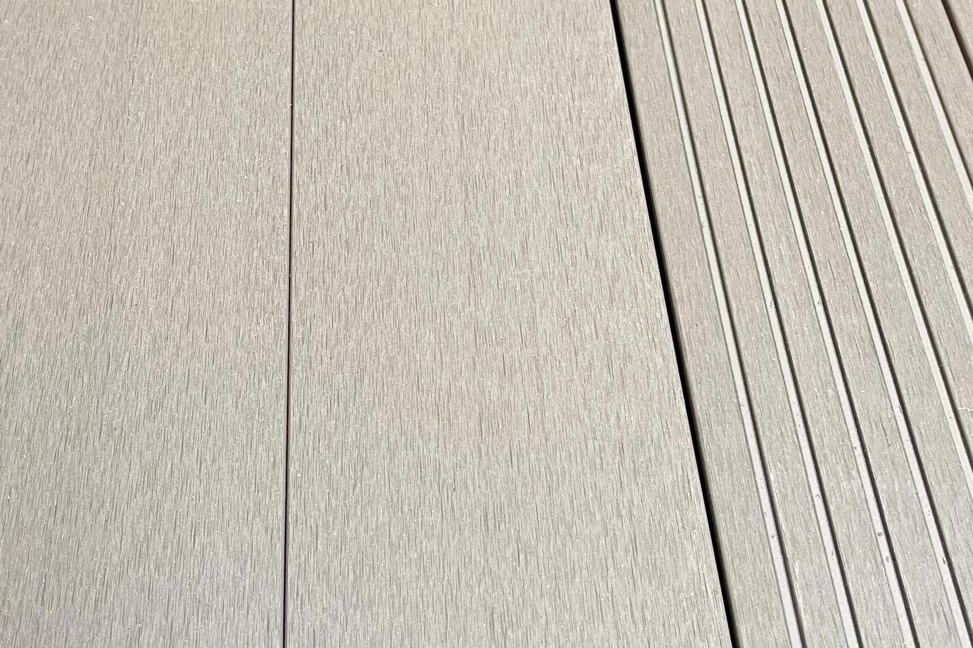Bild Oberfläche / Detail Terrassenbelag Hellgrau BPC Glatt / Gezahnt