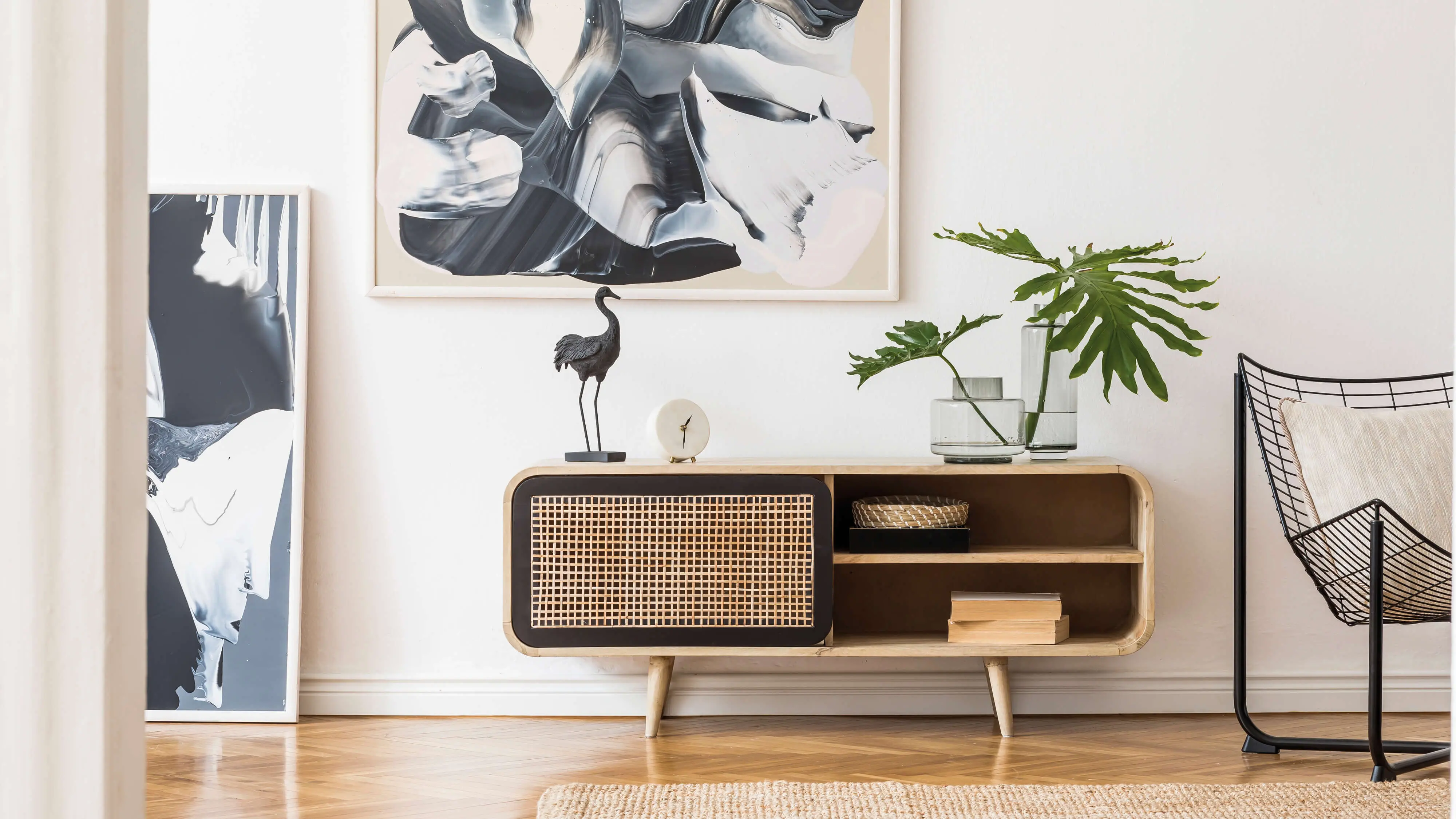 Wohnzimmer im Skandi Style, Holzregal, Lampe, Vogelstatue, Pflanze, Holzboden