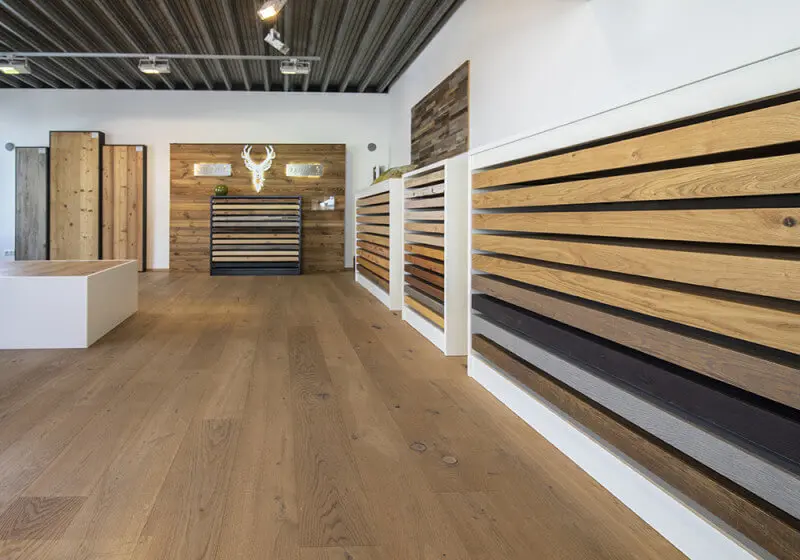 
UNSERE AUSSTELLUNG IN KIẞLEGG
Profitieren Sie von der über 75-jährigen Tradition und der tiefen Erfahrung der Carl Götz Unternehmensgruppe im Thema Holz. In unserer Ausstellung in Kißlegg, erleben Sie die Vielfalt an hochwertigen Böden, Türen und Terrassen. Als besondere Highlights finden Sie hier hochwertige Echtholzböden&nbsp;und vielfältige Fassaden-Lösungen.&nbsp;

Zu den Ansprechpartnern
