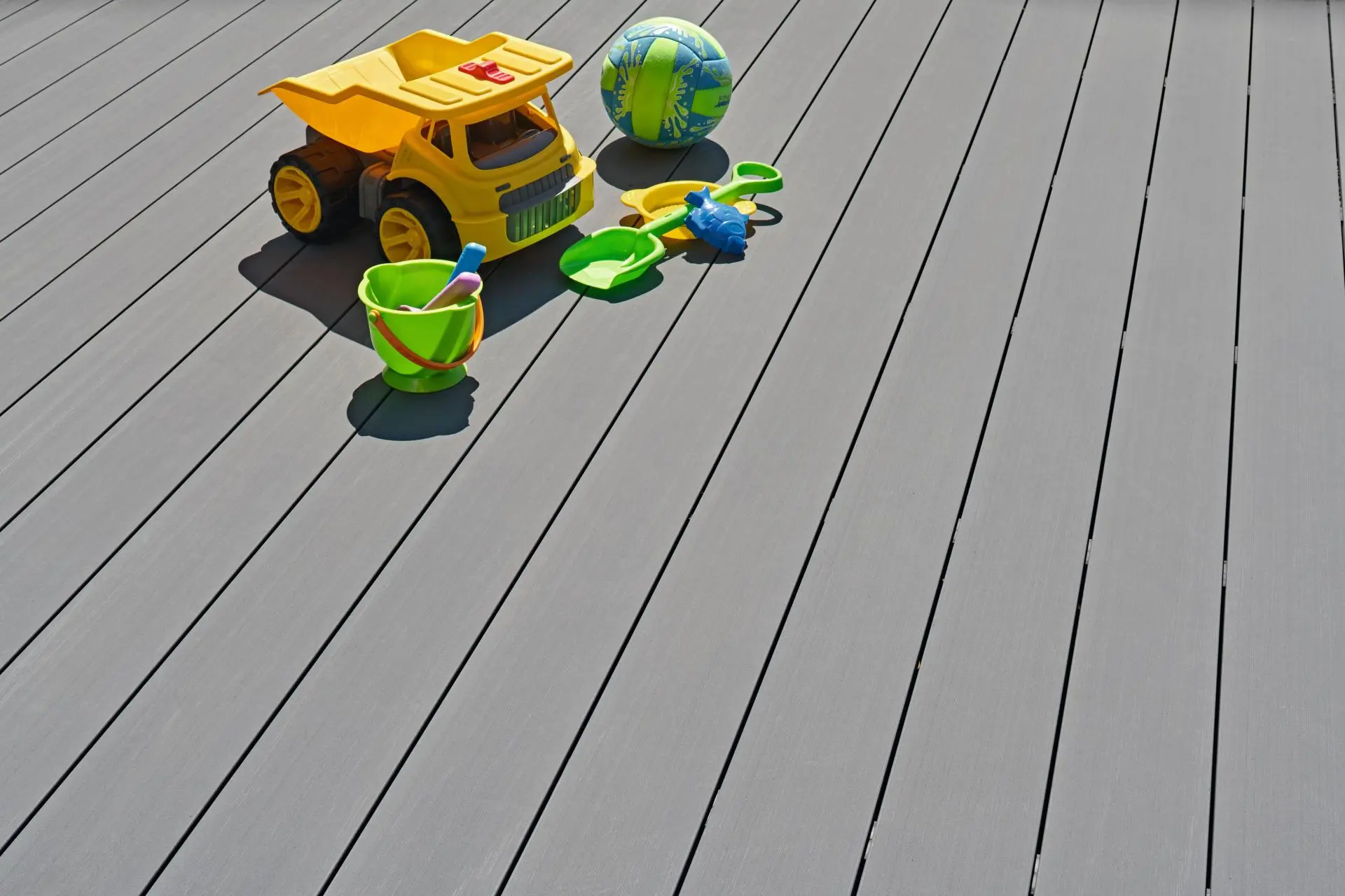 Bild Oberfläche / Detail Terrassenbelag Schiefergrau WPC Glatt strukturiert / Geriffelt Twinson