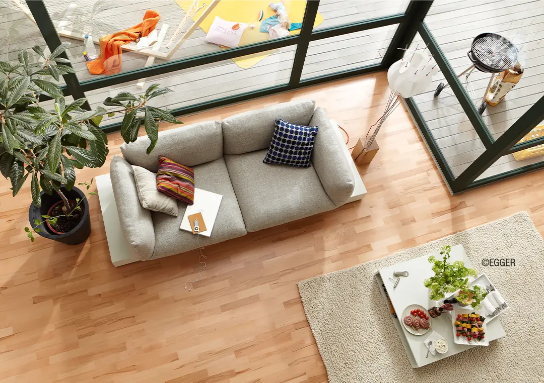 Wohnzimmer, Sofa, Teppich, Holzboden aus Buche