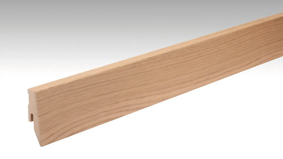 Bild Oberfläche / Detail Sockelleiste Profil 3 PK Eiche hell furniert 20 x 60 mm Meister