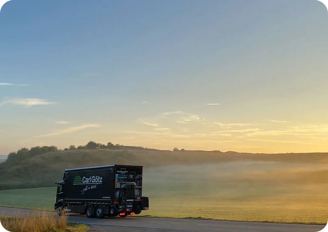 LKW auf Straße, Wiese, Wald, Nebel