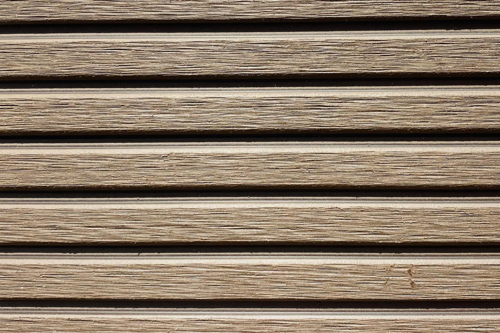 Bild Oberfläche / Detail Terrassenbelag Schokobraun BPC Glatt / Gezahnt