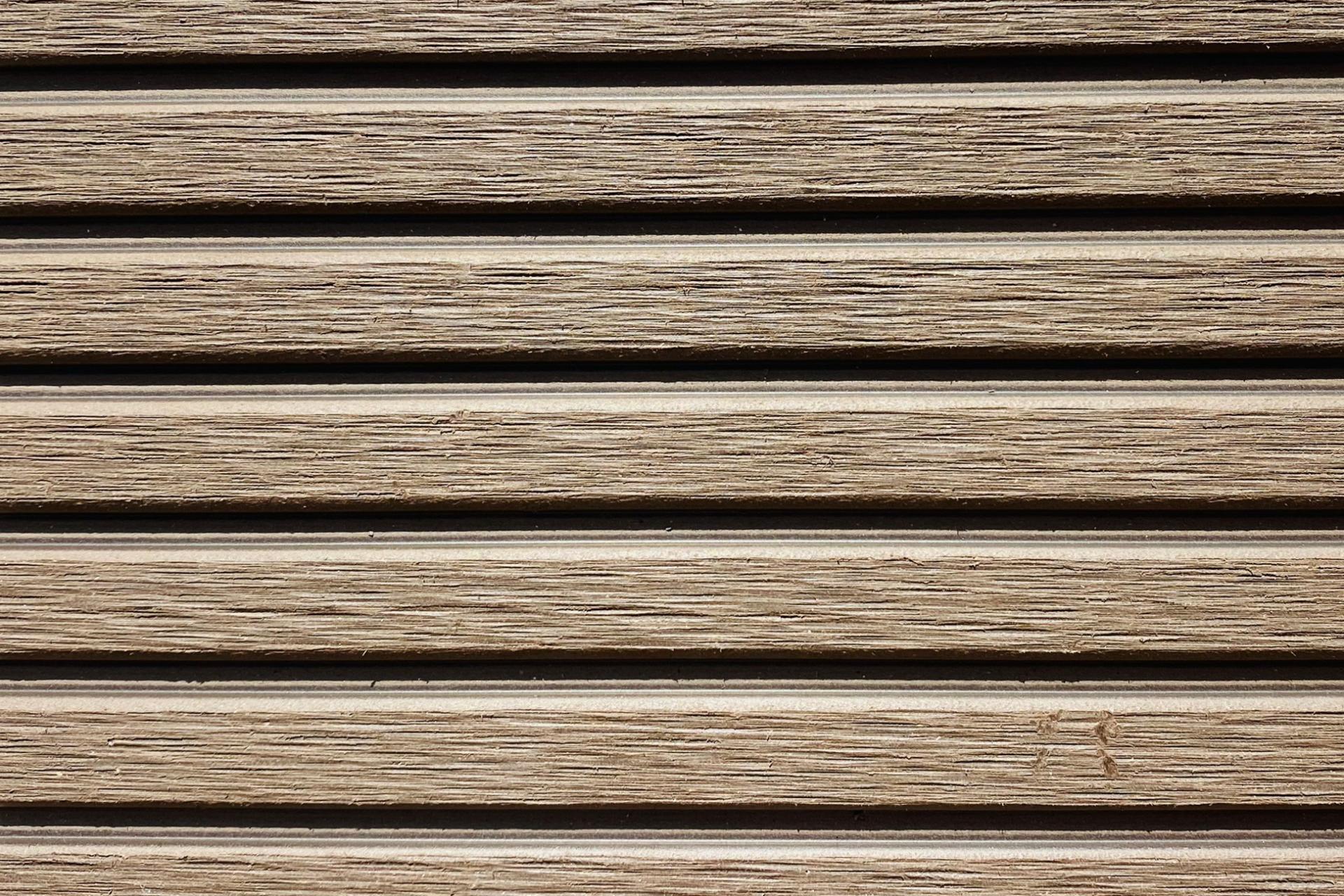Bild Oberfläche / Detail Terrassenbelag Schokobraun BPC Glatt / Gezahnt