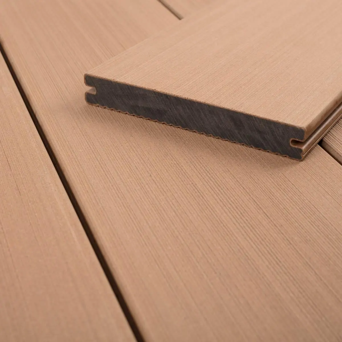 Bild Oberfläche / Detail Terrassenbelag Walnussbraun WPC Glatt strukturiert / Geriffelt Twinson