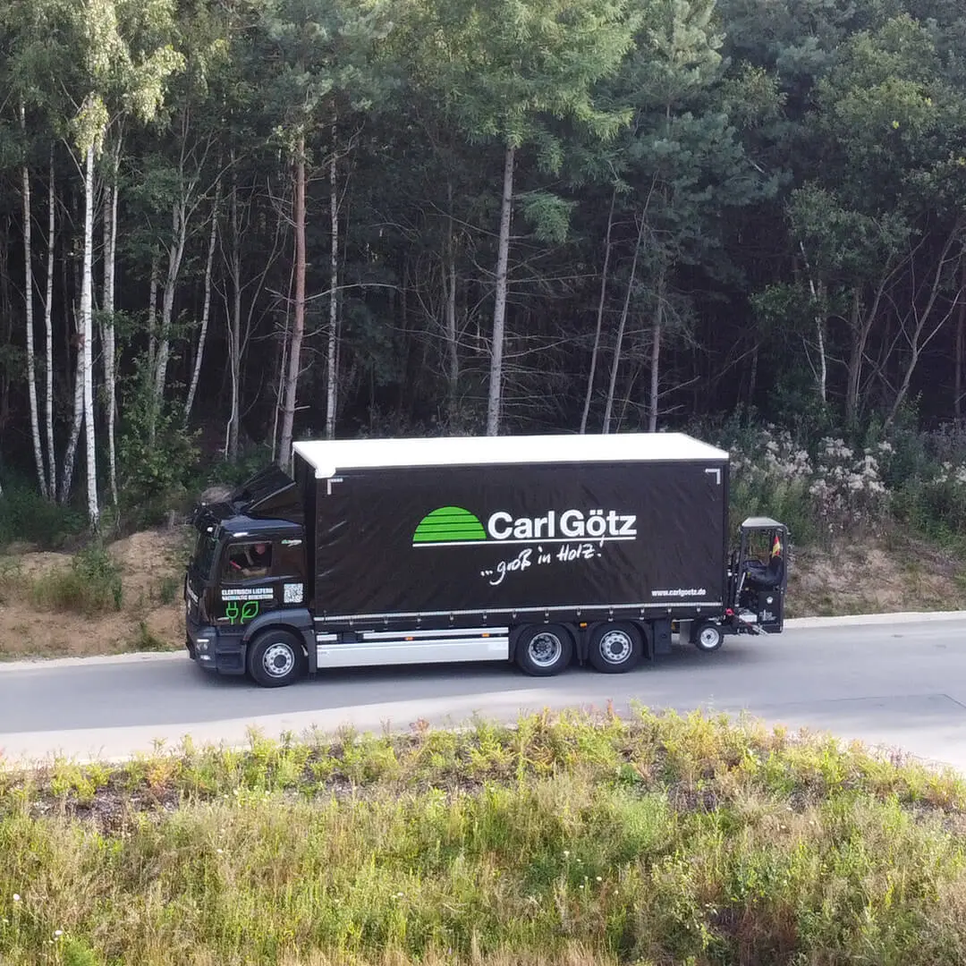 LKW Carl Götz, Straße, Wald, Wiese