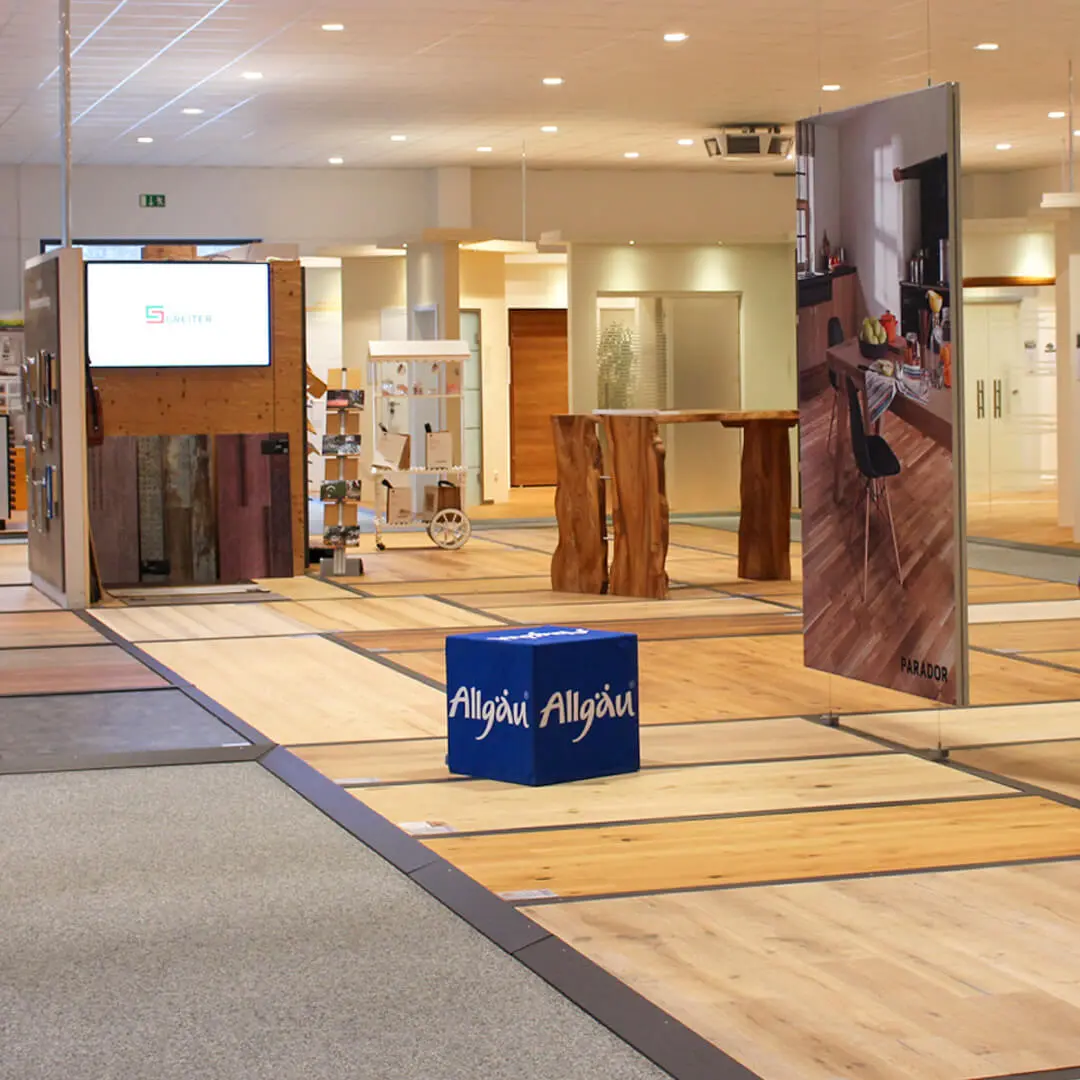 Persönliche Fachberatung in der Ausstellung – Erleben Sie die Haptik und Qualität unserer hochwertigen Holzprodukte hautnah.