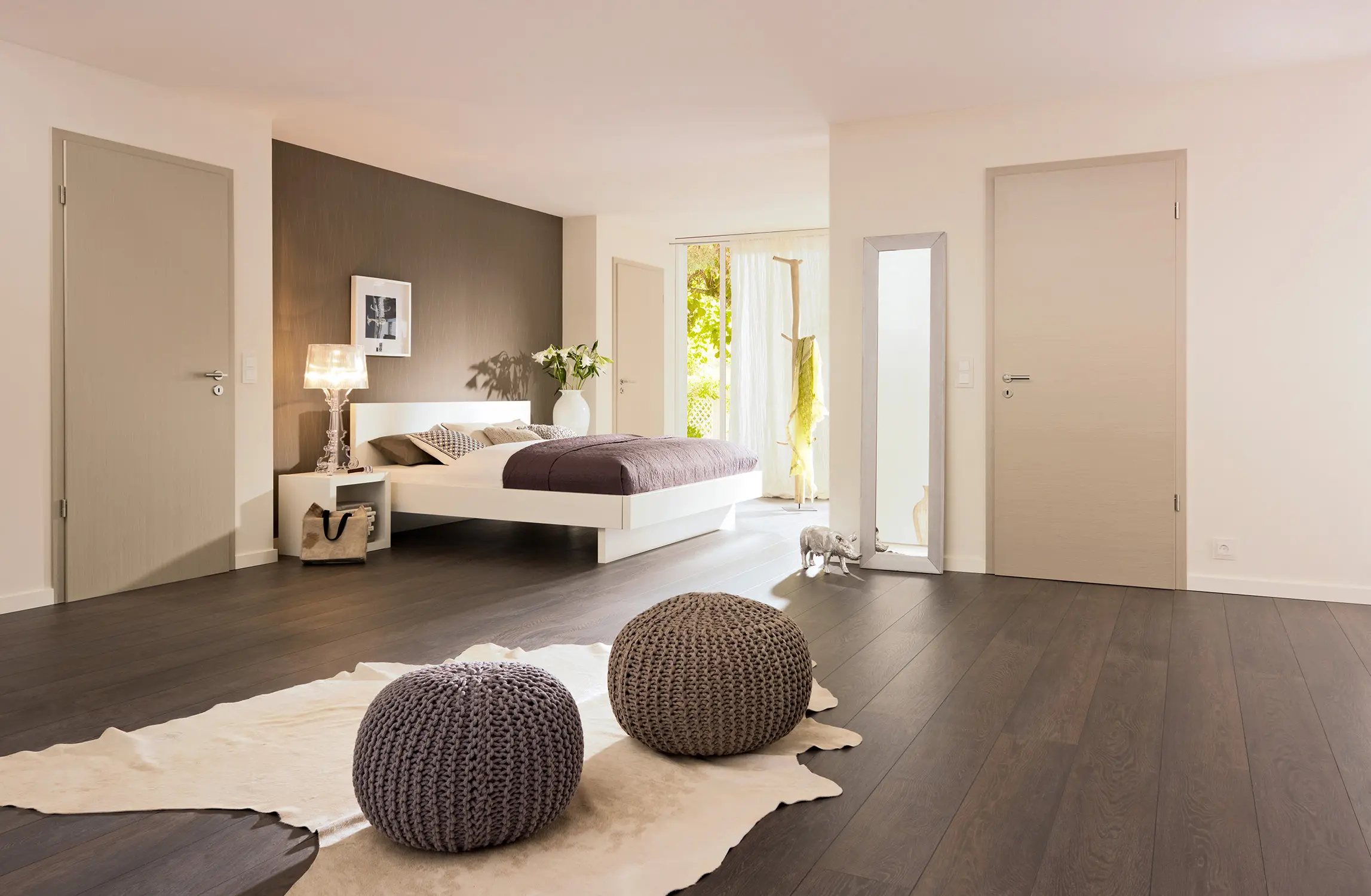 Schlafzimmer, dunkler Boden, helle Türen, Bett, Stehlampe 