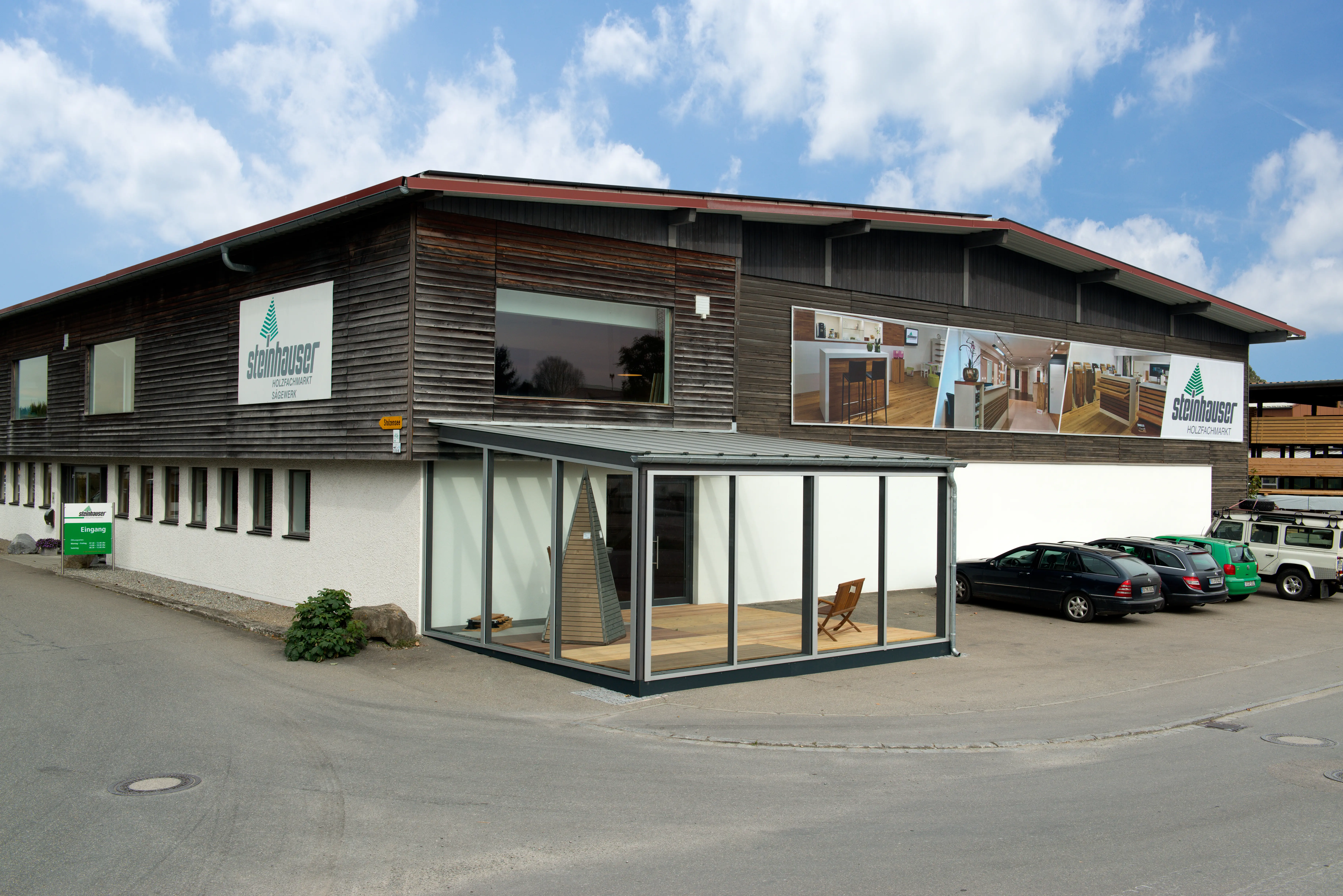 Gebäude Steinhauser, Parkplatz, Autos