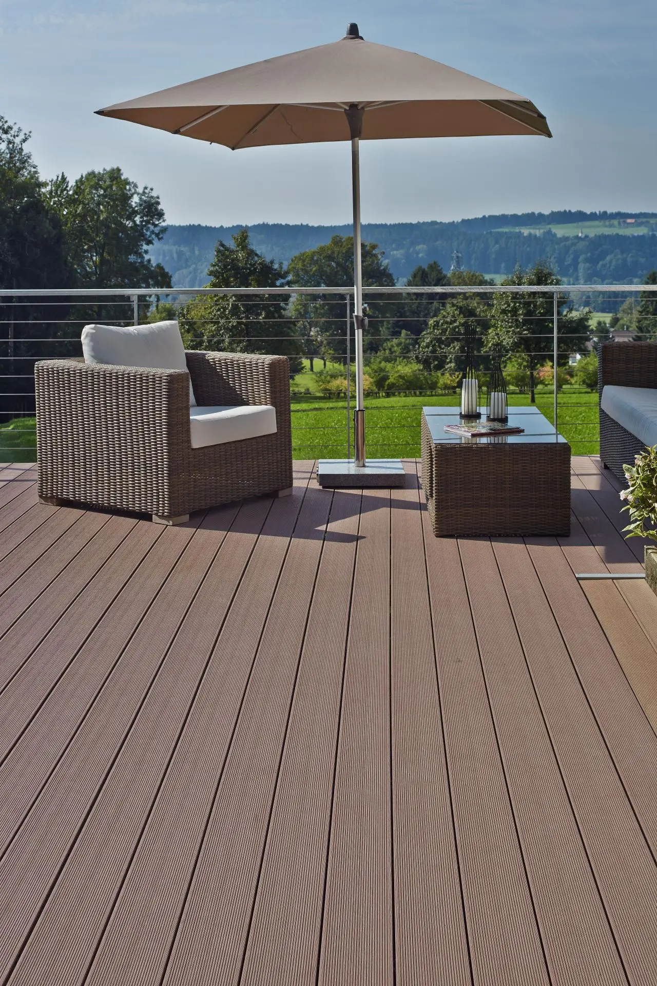 Bild Oberfläche / Detail Terrassenbelag Haselnussbraun WPC Glatt strukturiert / Geriffelt Twinson