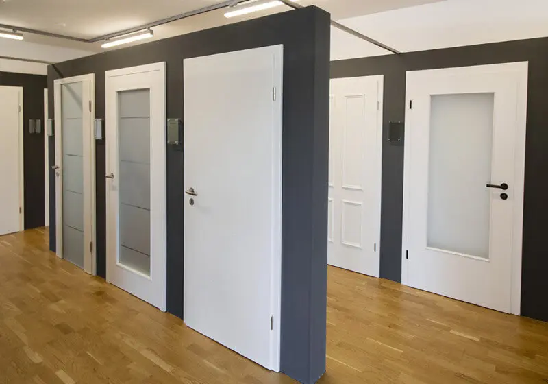 Holzboden, verschiedene Türen